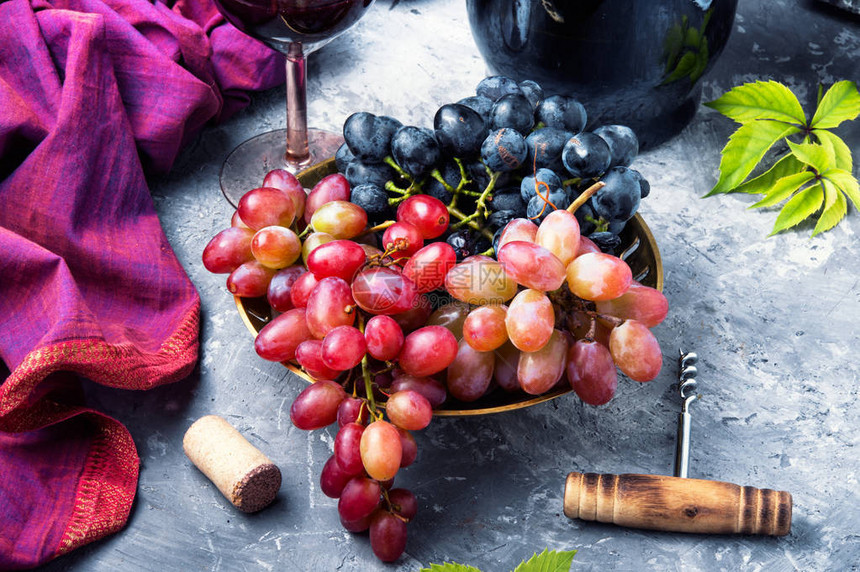 用秋季葡萄品种的红酒玻璃图片