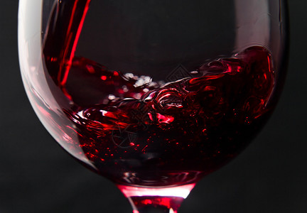 黑底红酒在葡萄背景图片