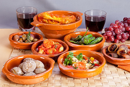 西班牙茶叶碗中的塔帕斯食品图片