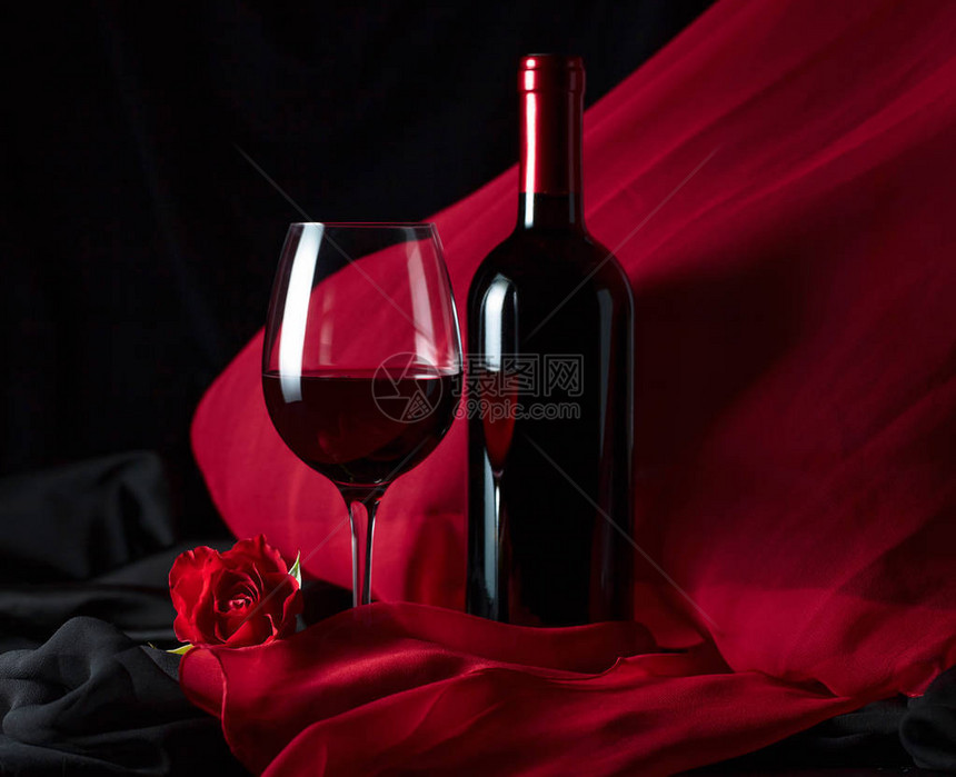瓶装红酒和一杯红葡萄酒图片