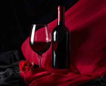 瓶装红酒和一杯红葡萄酒图片