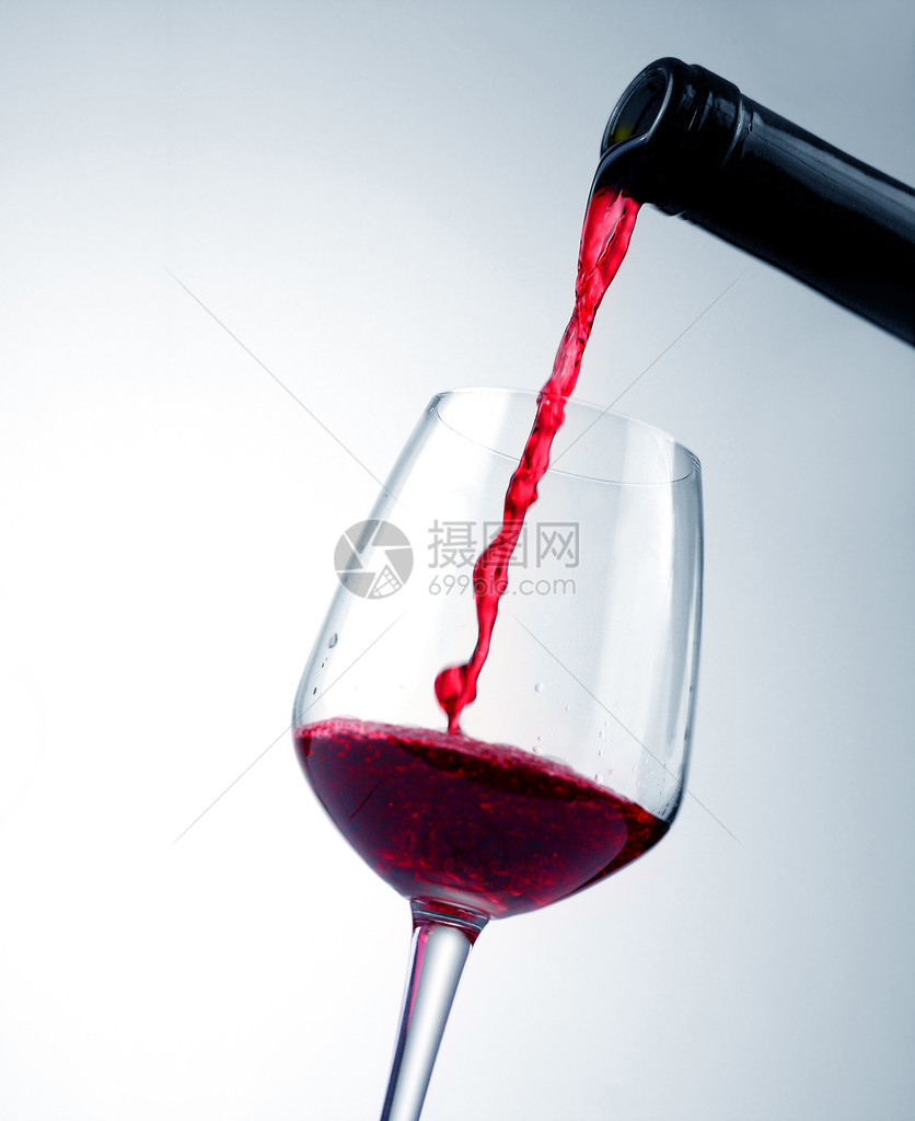 红酒倒入葡萄酒图片