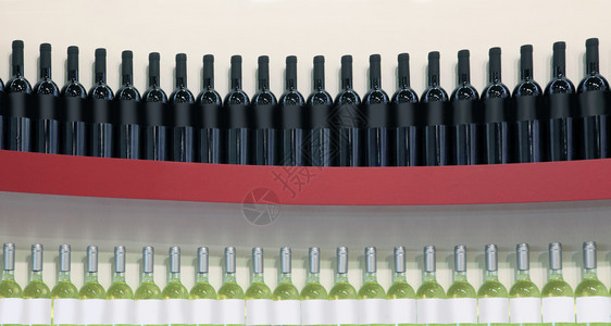 市场货架上的红葡萄酒和白葡萄酒瓶图片