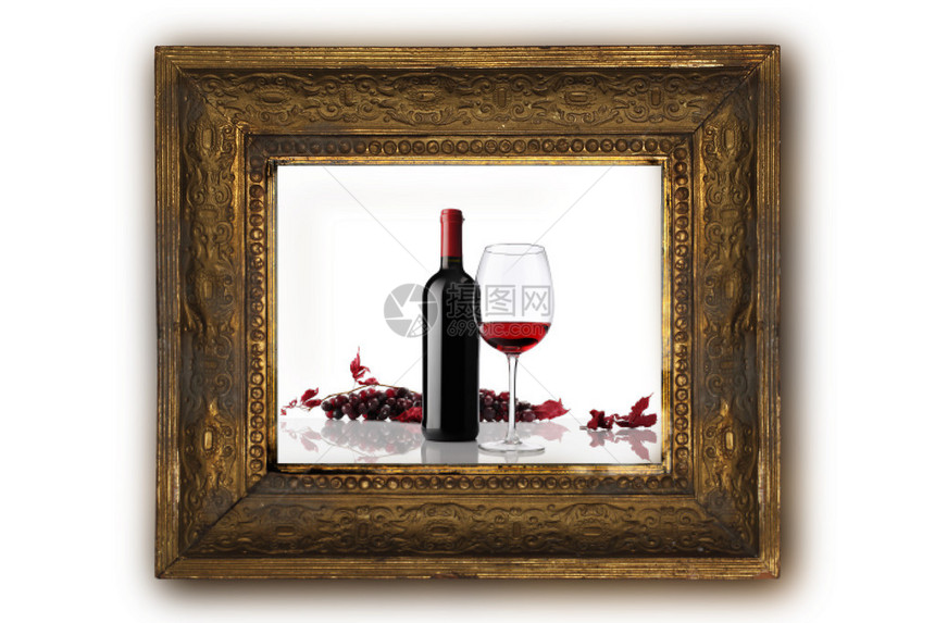 酒瓶装玻璃和一堆红葡萄图片