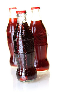 三瓶冷可乐加水滴小DO图片