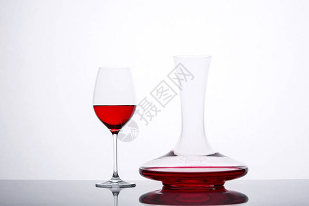有红酒和玻璃的滗水器图片