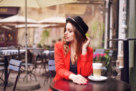 年轻时尚的美女坐在城市咖啡馆里图片