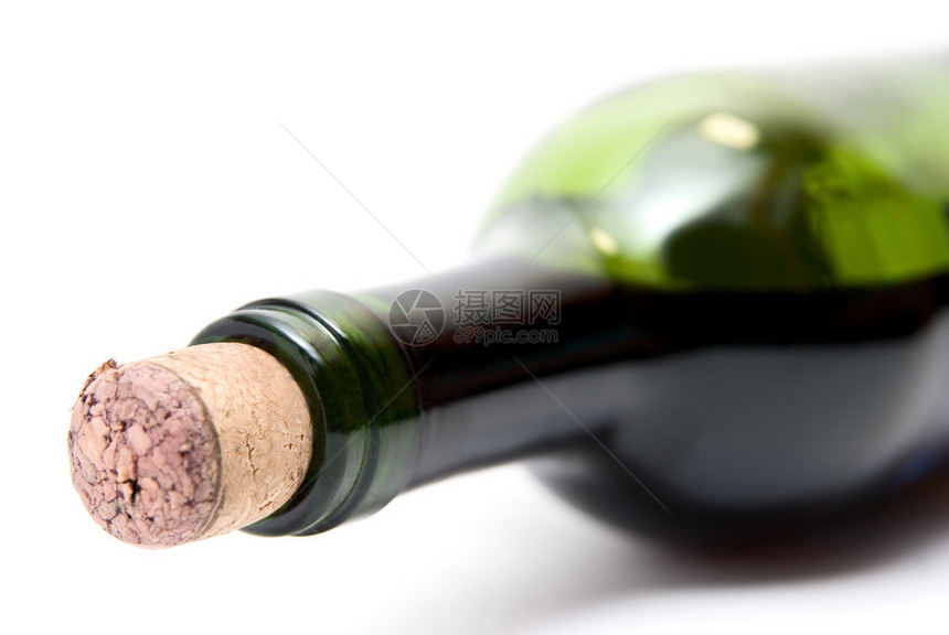 在白色背景下隔离的一瓶红酒的特写图片
