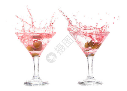 在一杯鸡尾酒里从橄榄上喷洒出来孤立在白色背景上图片