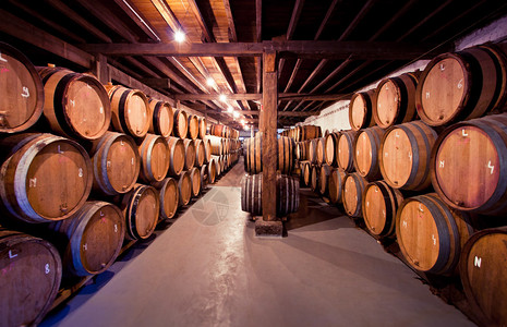 美的葡萄酒和啤酒地窖的照片图片