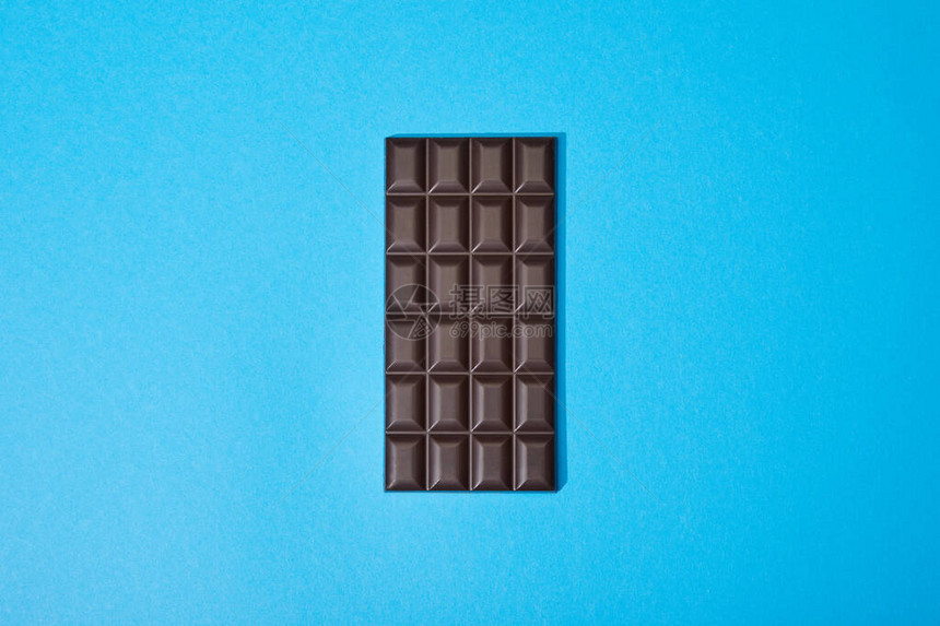 蓝色背景上甜蜜暗巧克力图片