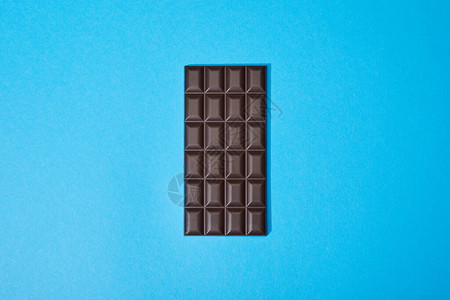 蓝色背景上甜蜜暗巧克力图片