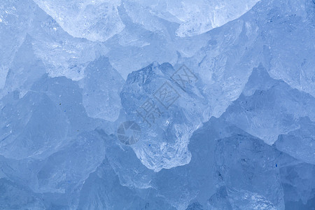 冰块被压碎的冰冻晶夏季冬酒保粉碎在工作室里背景图片