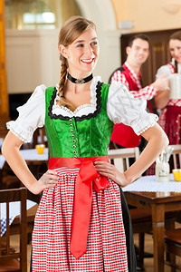 在餐厅或酒吧的传统巴伐利亚特拉赫特的年轻人图片