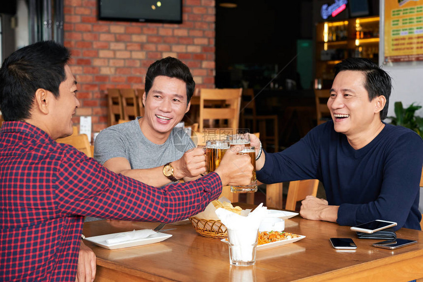一群快乐的中年男人喝啤酒图片