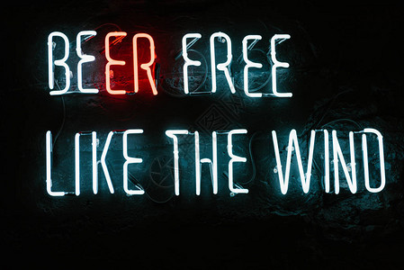 啤酒免费就像在酒吧的黑墙上背景图片
