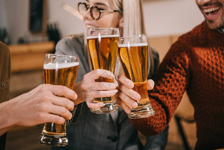 快乐的女人和朋友喝啤酒的剪影图片