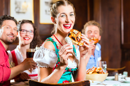 传统的巴伐利亚传统旅游区青年人在餐馆午餐或晚宴中图片