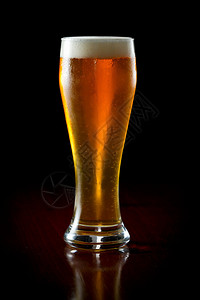啤酒在黑暗酒吧的冷高清图片