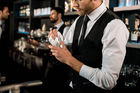 酒吧服务员用白布擦玻璃图片