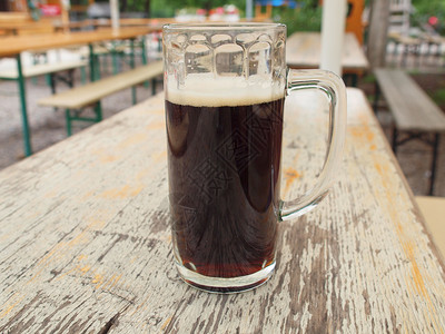 一杯德国黑啤酒图片