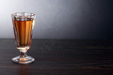 小杯子在黑桌面上含酒精饮料背景图片