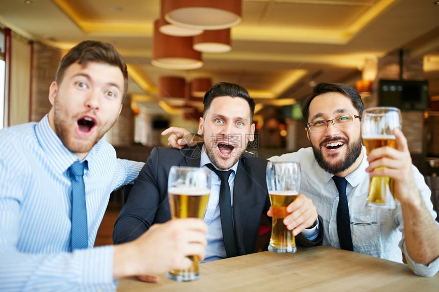 兴奋的人喝酒啤酒为最喜图片