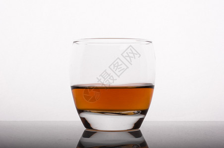 玻璃中的威士忌照片以白图片
