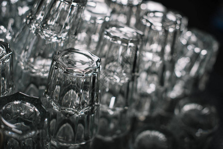 干净的空玻璃杯用于堆放饮料图片