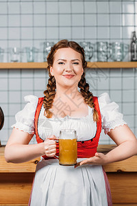 穿着传统的巴伐利亚传统服装图片