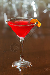 红樱桃红色饮料装在马提尼酒杯里在焦图片