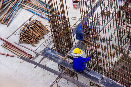 建筑工人在施工区域建筑工地制造大型钢筋图片