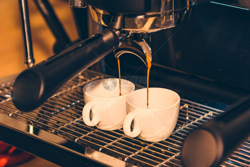 意大利浓缩咖啡机和两个咖啡杯图片
