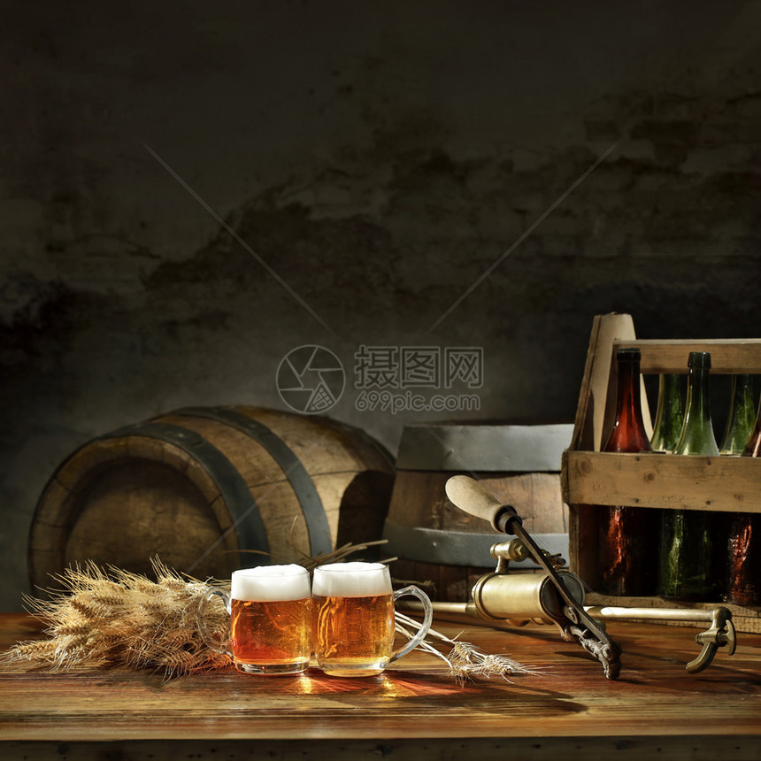 桌上的啤酒静物与旧啤酒桶水龙头图片