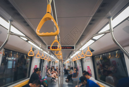 一辆地铁车上站立乘客的黄色图片