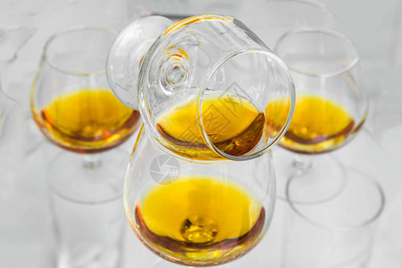 杯子里装满了桌子上的威士忌图片