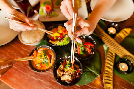 年轻人在泰国餐馆吃东西图片
