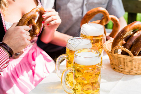 德国啤酒花园的啤酒和脆饼杯子饮料图片