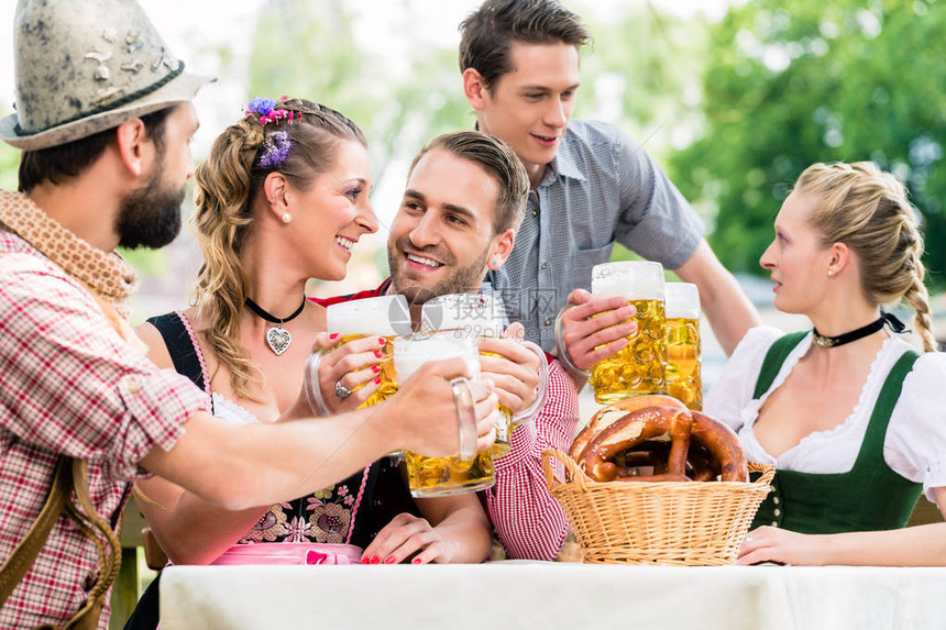 巴伐利亚啤酒花园的朋友图片