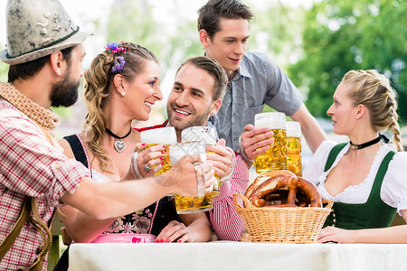 巴伐利亚啤酒花园的朋友图片