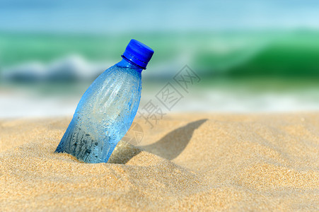 海滩上的一瓶淡水图片
