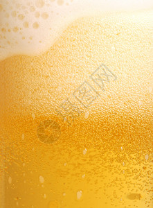 杯啤酒特写与泡沫图片