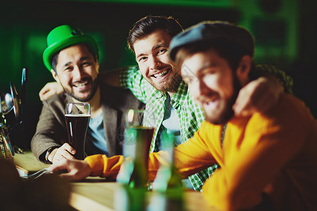 在爱尔兰酒吧喝啤酒庆祝圣帕特里克图片