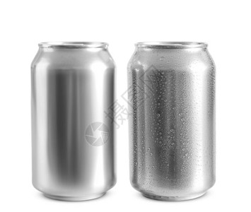 白色背景上的铝罐冰镇啤酒图片