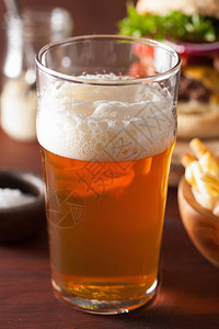 品脱杯印度淡色艾尔啤酒和快餐图片