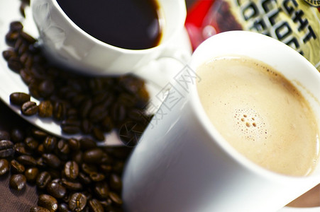 咖啡店新鲜的咖啡杯和咖啡豆图片