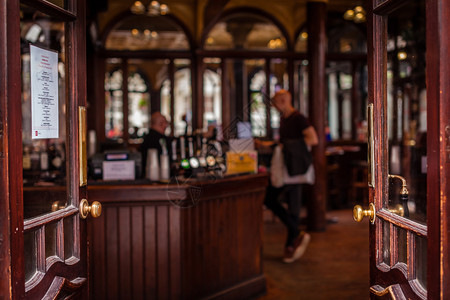 英国伦敦传统英语酒吧开放入口处图片