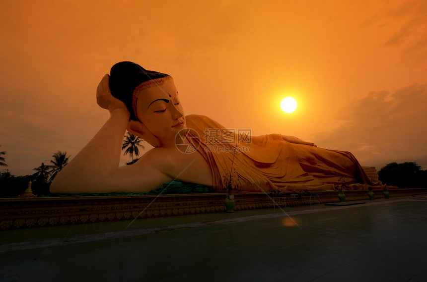 夕阳下的卧佛缅甸勃固图片