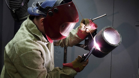 面罩中的焊工金属产品由焊机接图片