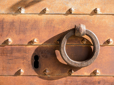 老式锁和铁门的特写图片